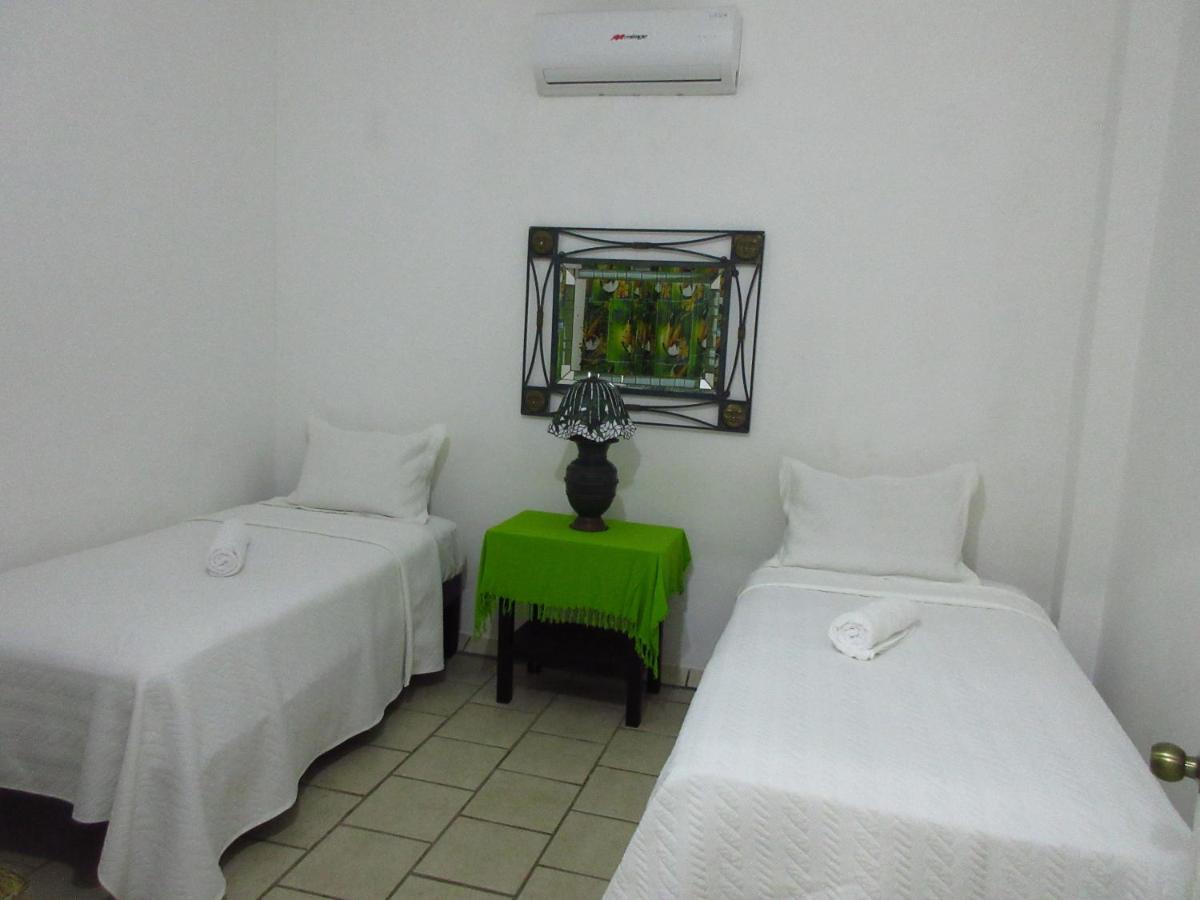 Alexandross Hostel Puerto Vallarta Bagian luar foto